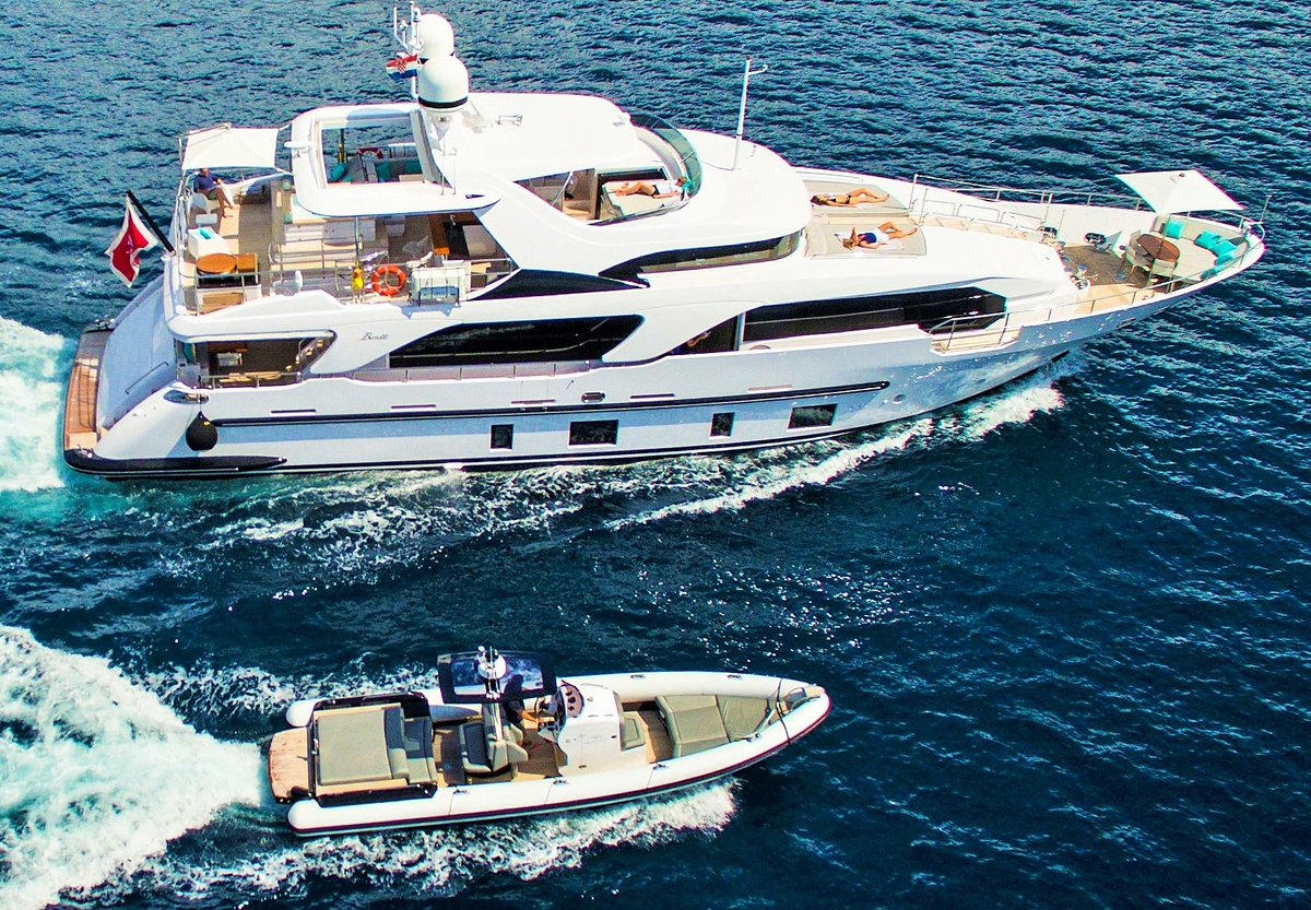 Hunton Yachts tweet media