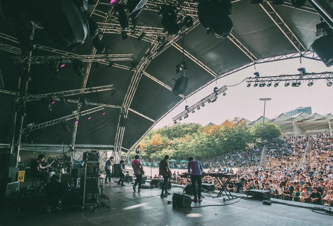 autumncomets's tweet image. Tocar en el @primavera_sound de 2016 fue un sueño con el que terminamos la gira de “We Are Here / You Are Not” ✨ un día que recordaremos siempre.Sergio Albert nos hizo estas fotos y le estamos tremendamente agradecidos por ellas ❤️