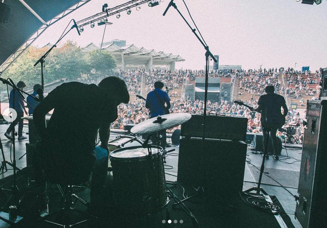 autumncomets's tweet image. Tocar en el @primavera_sound de 2016 fue un sueño con el que terminamos la gira de “We Are Here / You Are Not” ✨ un día que recordaremos siempre.Sergio Albert nos hizo estas fotos y le estamos tremendamente agradecidos por ellas ❤️