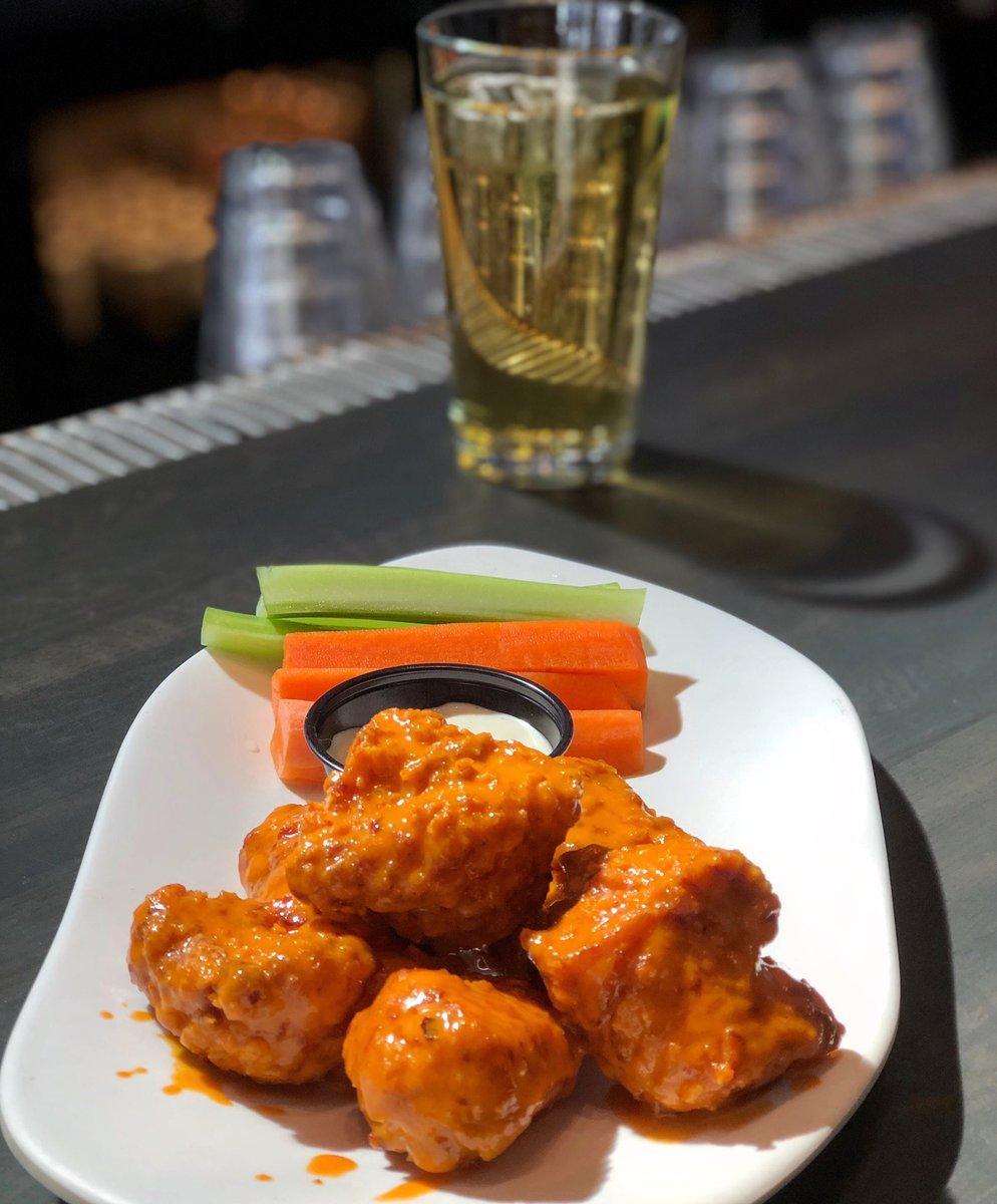 NetUpSports's tweet image. Cheers 🍻 to #MarchMadness 🏀 Cheers to #Wings #Beer #Basketball #ncaabasketball #HappyHour #Friday #TGIF