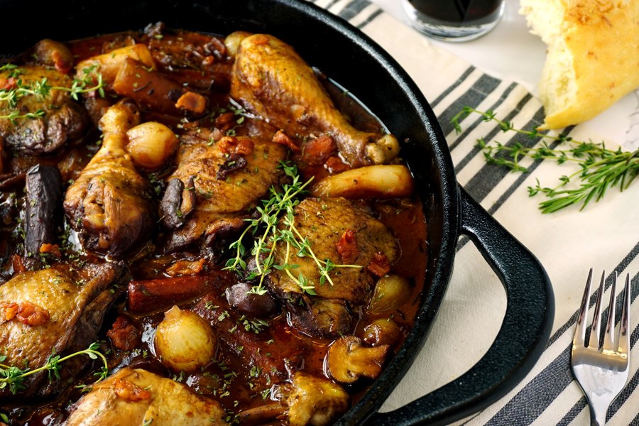 FrydaeBlog's tweet photo. Have a long week? Looking for an easy, one-pan dinner? I've got your back. Try out this Stovetop Coq Au Vin. RECIPE: https://t.co/WyB1XlxIrL #easyrecipes #frydae #chicken https://t.co/wVVhbwcyQi