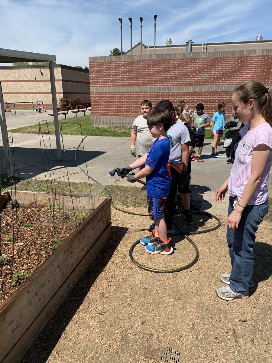 Swerdloff_Class's tweet photo. Garden Day Fun. We planted peppers today. @HumbleISD_HHE https://t.co/0mvST1gyTB