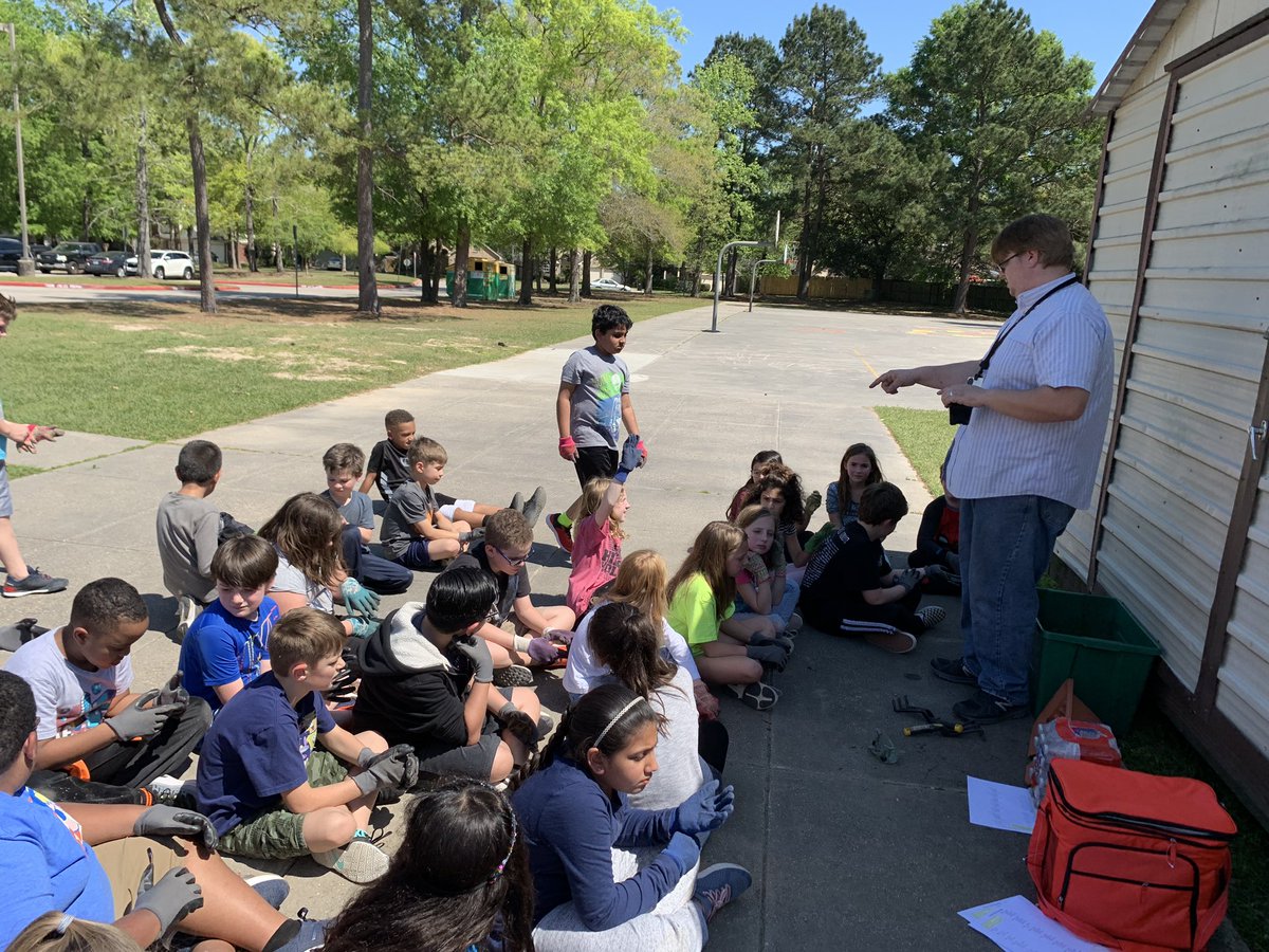 Swerdloff_Class's tweet photo. Garden Day Fun. We planted peppers today. @HumbleISD_HHE https://t.co/0mvST1gyTB