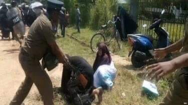 isam_sharfi's tweet photo. Request to take action against the police officer who hit elderly women when they went to meet the president @MaithripalaS in #Puttalam today 22.03.2019.
This image disturb me which is found and widely shared on social media
#CleanPuttalam #Aruvakkalu #SLPolitics #SaveWilpattu https://t.co/9wYvcmgPeh
