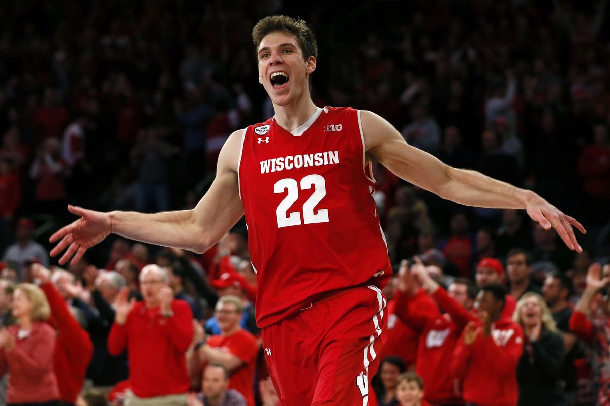 Club_400_'s tweet photo. Wisconsin Badgers play at 3:30 this afternoon! $2 draft taps, $3 draft bottles, $8 domestic pitchers and $15 domestic bottle buckets! Come join us! #GoBucky #MarchMatness https://t.co/hCxeLN8NYD