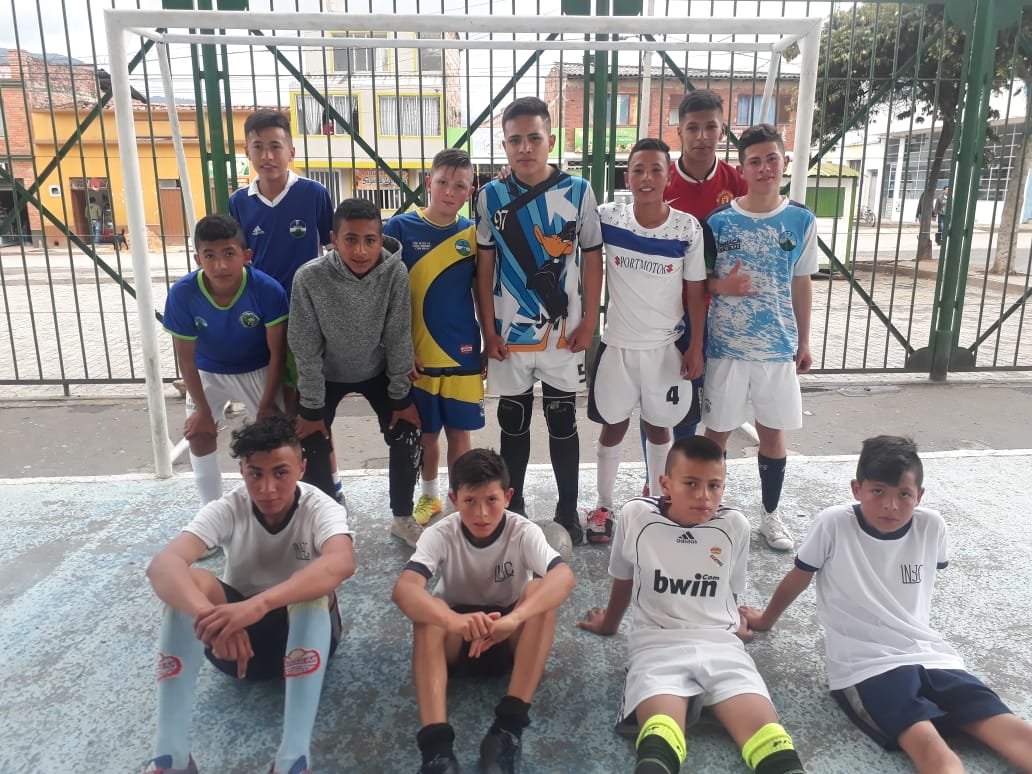 alcSimijaca's tweet photo. Integración Deportiva Colegio Liceo Nacional De Chiquinquira Y Escuela De Fútbol Sala De Simijaca Categoría Prejuvenil. El deporte y la recreación han sido fundamentales en el plan de gobierno del señor Alcalde Germán Leonidas Rodriguez Albornoz https://t.co/m2oMARwFJh