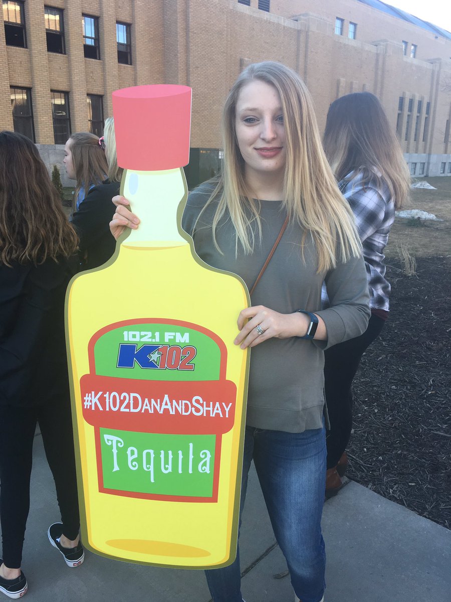 mackygreene's tweet image. #K102DanAndShay we walked 45 minutes and drove about 50 minutes to get here!! #girlsnight #pleaseeee