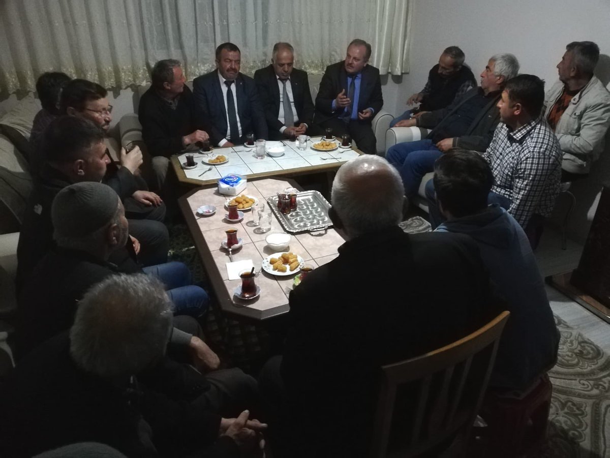 Karapınar Mahallesi sakinleri ile bir araya geldik. Eksiklikleri talep ve istekleri en kısa sürede tamamlama sözü verdik. Mahalle mevkii ayırmadan gece gündüz halkın refah düzeyi yükselene kadar çalışacağız.
#ÖnceMilletÖnceMemleket
#MemleketİşiGönülİşi