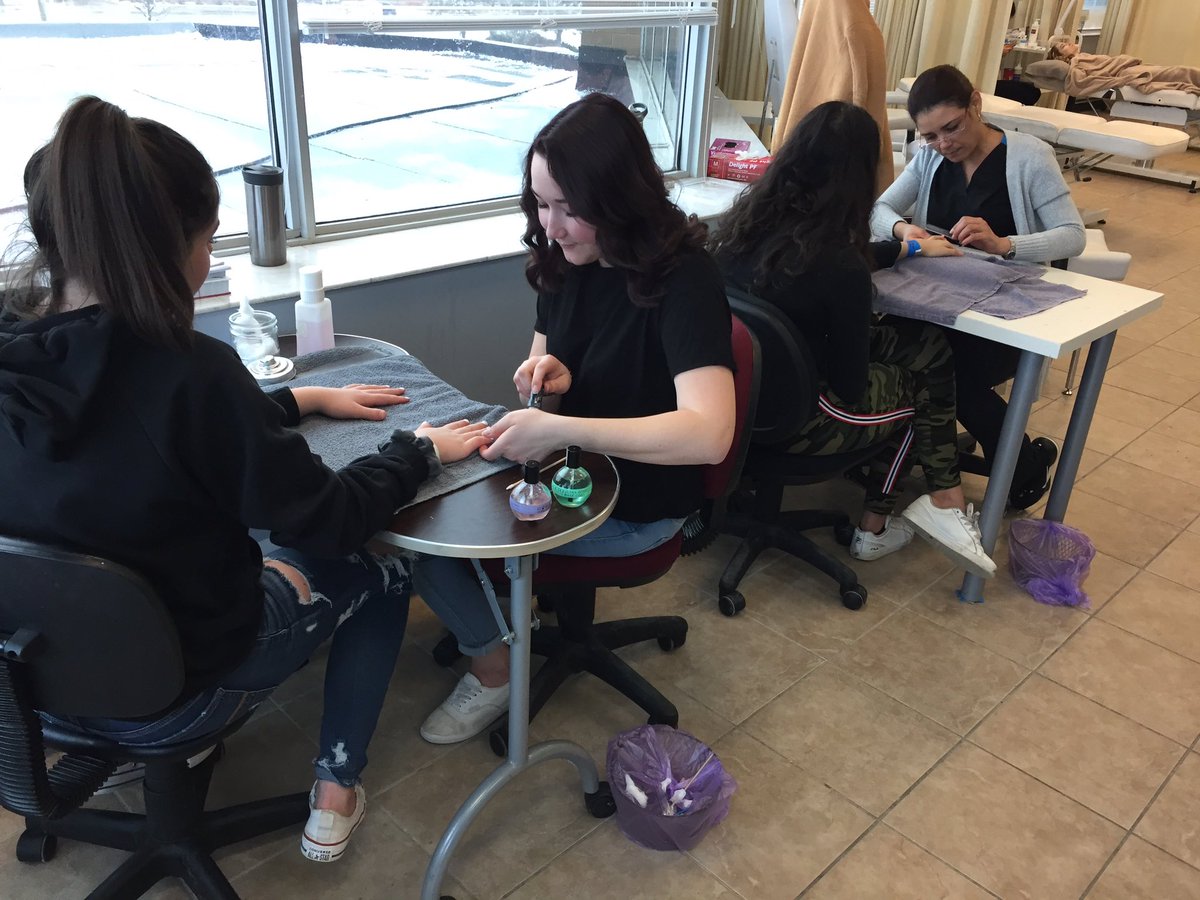 Stephan77788317's tweet photo. Big thanks to Modern College for the spa treatment my GLS students received today! They even went home with goodie bags! @eSSTteam @SCDSB_Schools @RidgeAlgonquin https://t.co/CbfRgP6Bj1