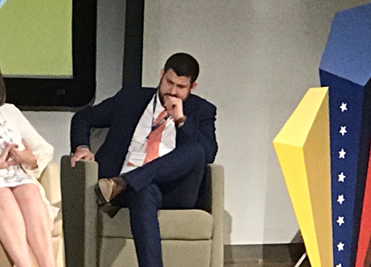 capaz_gente's tweet photo. Hace muchos años estaba sentado como ustedes con Guaido... y ahora Presidente Interim de Venezuela.  “Ustedes no son el futuro de Venezuela. Ustedes ya son el presente de Venezuela" - @dsmolansky 
#gentecapaz #venezolanosproductivos https://t.co/gwH0nTPO6P