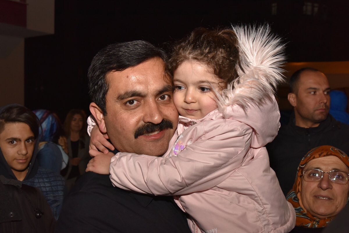 yasarbahceci's tweet photo. Bu akşam önce Ahi Evran Mahallesinde toplantımızı gerçekleştirdik, soğuk havaya rağmen katılarak Şehrimizin geleceğine önem verdikleri için çok teşekkür ediyorum, biz bu aziz millete ne kadar hizmet etsek azdır https://t.co/GfR3VZM7Jx