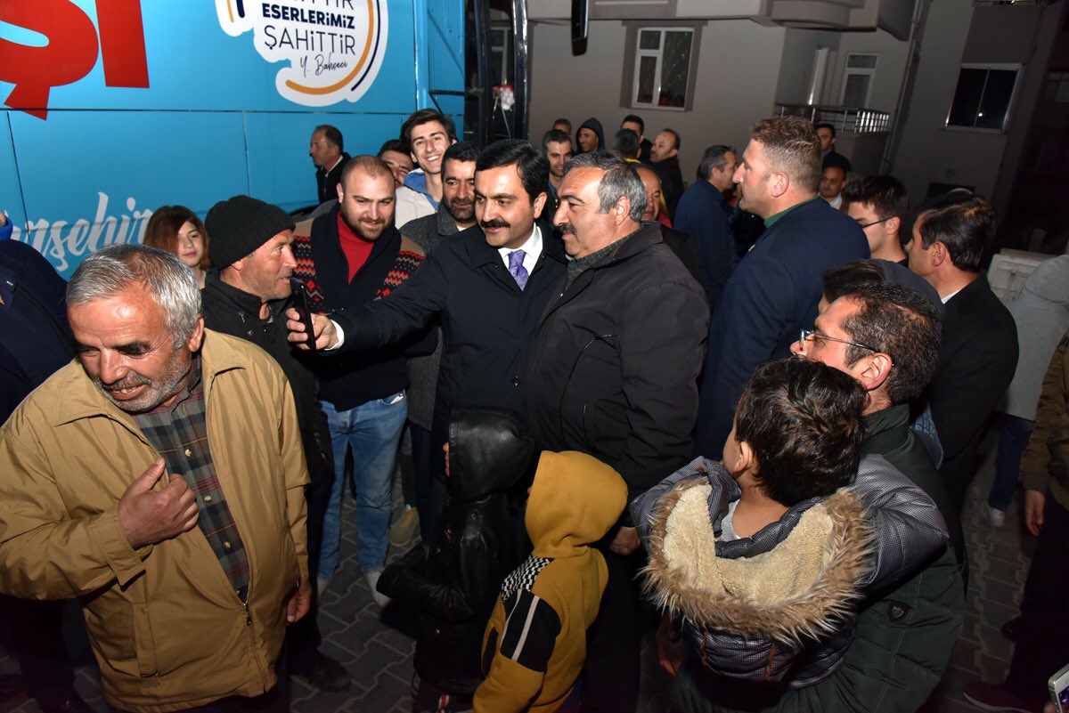 yasarbahceci's tweet photo. Bu akşam önce Ahi Evran Mahallesinde toplantımızı gerçekleştirdik, soğuk havaya rağmen katılarak Şehrimizin geleceğine önem verdikleri için çok teşekkür ediyorum, biz bu aziz millete ne kadar hizmet etsek azdır https://t.co/GfR3VZM7Jx