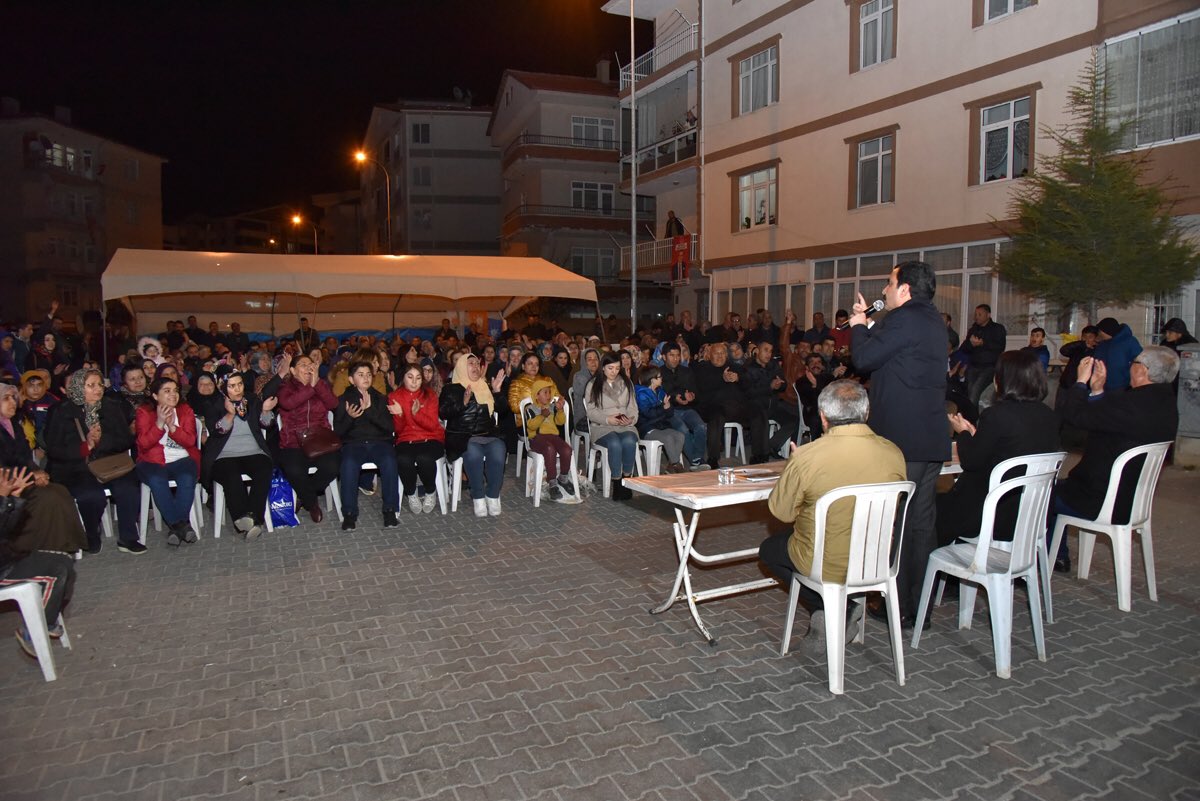 yasarbahceci's tweet photo. Bu akşam önce Ahi Evran Mahallesinde toplantımızı gerçekleştirdik, soğuk havaya rağmen katılarak Şehrimizin geleceğine önem verdikleri için çok teşekkür ediyorum, biz bu aziz millete ne kadar hizmet etsek azdır https://t.co/GfR3VZM7Jx