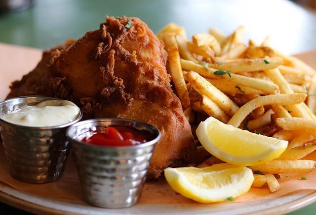 GrantsWH's tweet photo. 🇬🇧 𝔗𝔬𝔫𝔦𝔤𝔥𝔱’𝔰 𝔰𝔭𝔢𝔠𝔦𝔞𝔩: Fresh cod “Fish and Chips” with old bay seasoned fries and a homemade brown butter tartar sauce for dipping. 🐟🍟
Bringing a bit of London to West Hartford! .
#fishandchips #oldbay #chefbillygrant #westhartford #cteats #yum #f52grams https://t.co/E8WljmHMAq