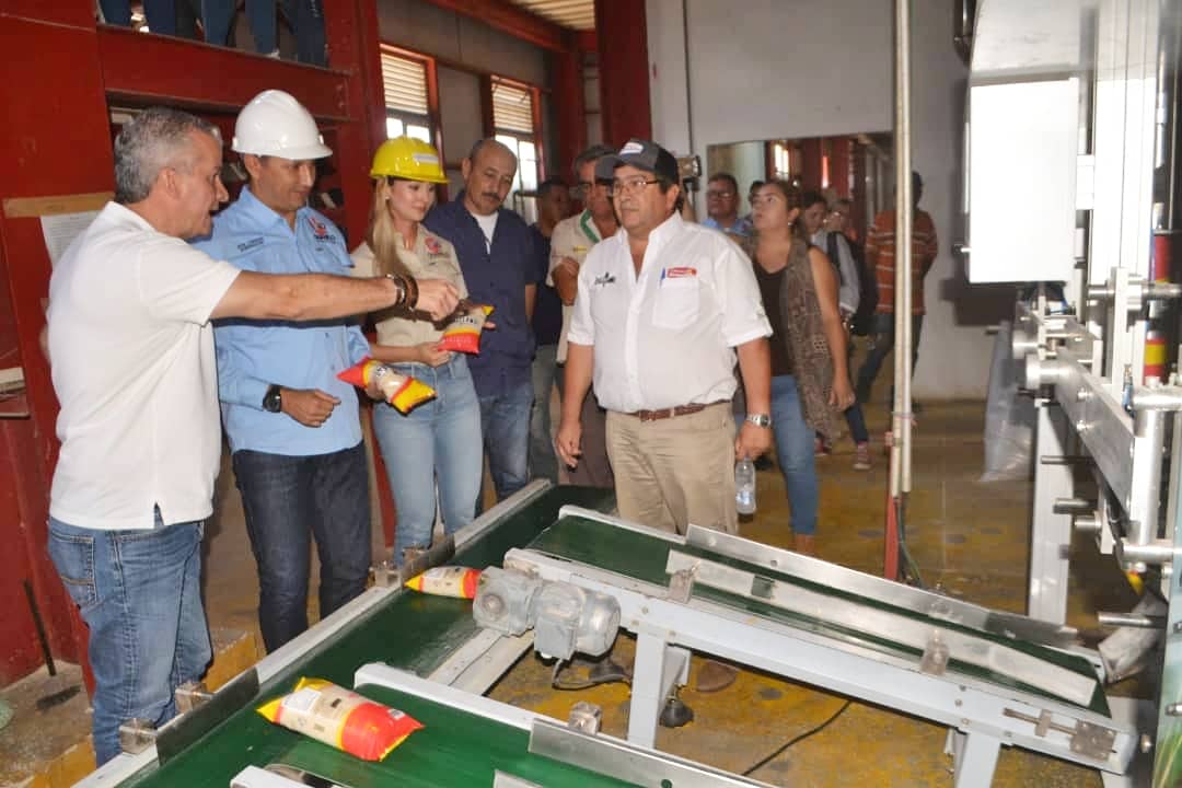 josemvasquez's tweet photo. #22Mar Hoy realizamos inspección de la Planta de Arroz Francisco Lazo Martí, será inaugurada muy pronto, con una capacidad de producción de 12mil kilos por hora. ¡Juntos Vamos a Producir!

#EnCuerpoYAlmaPorGuarico

.@NicolasMaduro https://t.co/3s8K29P273