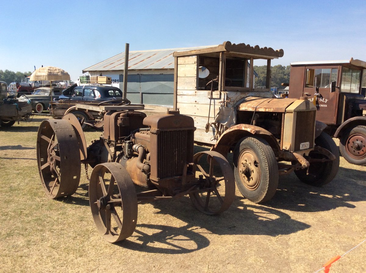 TruckSociety's tweet photo. The Kyabram White Muster 2019 #kyabram #white #truckmuster#vintagevehicles #coololdstuff #commercialvehicle #oldtruck#oldcars #vehicles #tractors https://t.co/MmEesdw6TE