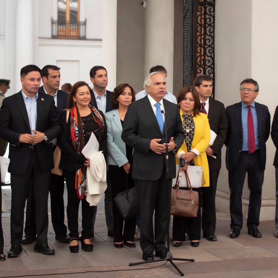 ✅ Alcaldesa Jessica Mualim Fajuri en reunión con Ministro del Interior y Seguridad Pública Andrés Chadwick en Palacio La Moneda, quien entregó detalles del proyecto Control Preventivo de Identidad que se presentaría la próxima semana. Más información ➡ bit.ly/2CsFKBa