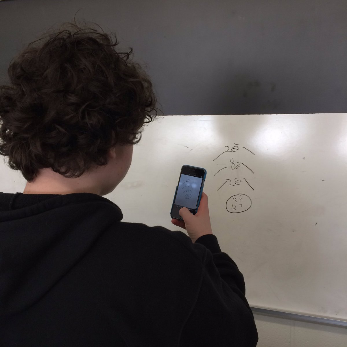 ASCVI_Science's tweet photo. Grade 9 #science #collaborating on mastering Bohr diagrams @thinkingclssrms @pgliljedahl @ASCVI_SAC @kprschools @walkau  #thinkingclassroom https://t.co/6fshil8Dit