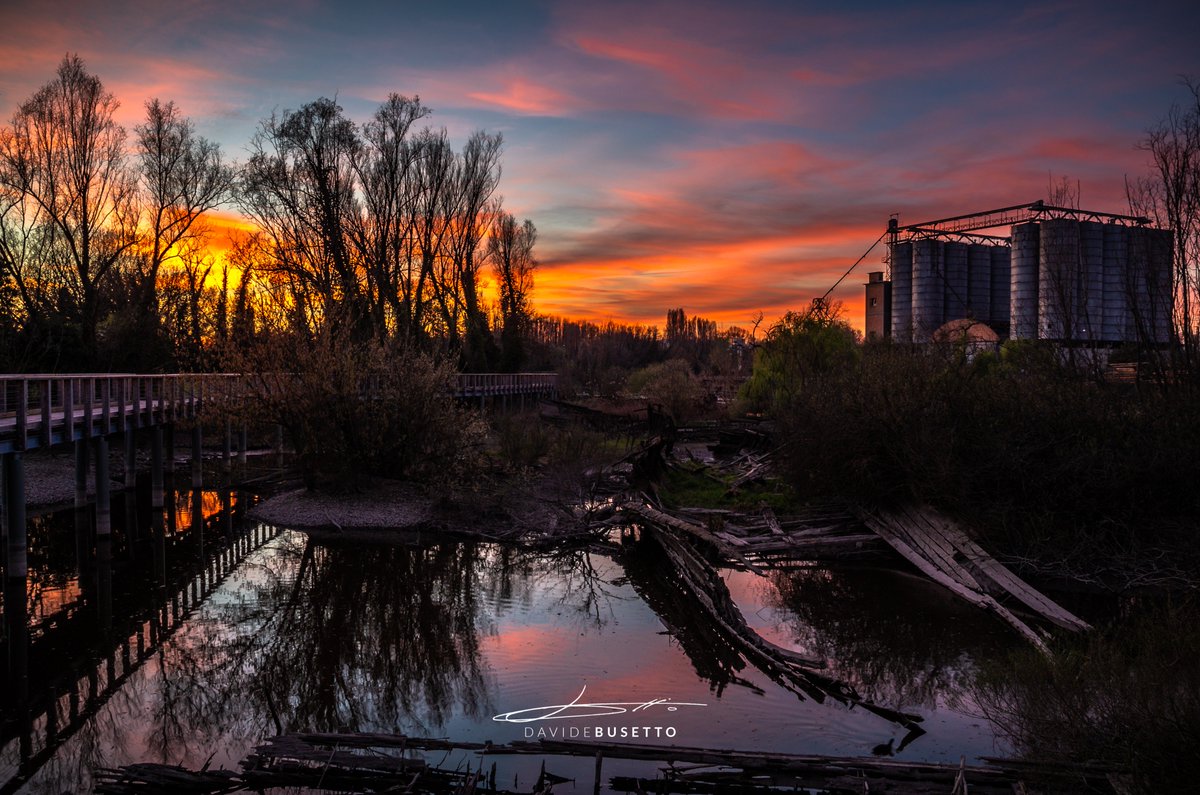 22/03/2019. Tramonto sui burci. #Casier. #Treviso. #Pentax K-50, Sigma 18-200mm f/3.5-6.3 DC OS HSM. Unione di tre scatti: 1) 1/6 sec f/10, ISO 100, 2) 0,3 sec f/10, ISO 100. 3) 0,6 sec f/10, ISO 100. #foto #photo #fotografia #photography