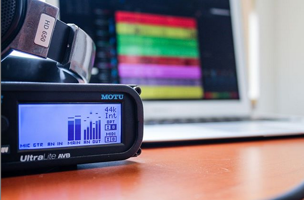 motutech's tweet photo. The MOTU UltraLite AVB: the legendary audio interface series that keeps the bar high.
A portable audio interface, equipped with #NextGenerationAudio networking technology, and best-in-class analog converters for on-the-go, and in-the-A-room #recording. https://t.co/fxuMmKuZCg