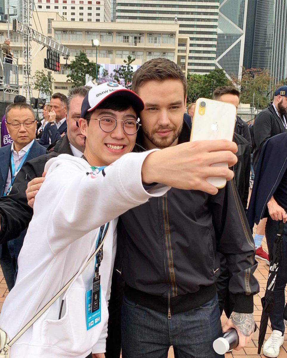 HisSweetLouis's tweet photo. This is so sweet ❤️ Liam with a fan at #HongKongEPrix https://t.co/gNSxnb7jRi