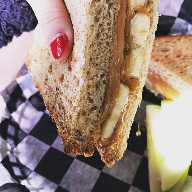 iamblondilox's tweet photo. Beenana sandwich 🥪 🍌 🥜 @shaynasplacetx Toasted brown bread with tons of peanut butter, sliced banana &amp; drizzled honey 🍯 It also came with some sliced apple 🍏 🤤 #lunch #dallasfood #peanutbutter https://t.co/AN2M6GCKbd https://t.co/K9saRUtXCY