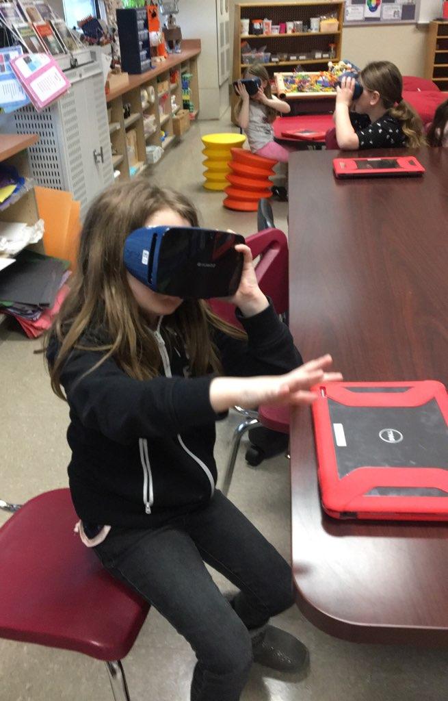 DiscoveryWH's tweet photo. Mrs. Weyman's 2nd grade took a tour of the White House this week.   Kids loved seeing the corridors, rooms, and chandeliers.   We learned about the history of the White House and about the presidents and first ladies. #GoogleExpedition #wilsonsd #DiscoveryWSD #DiscoveryWH https://t.co/BMrsNT0jrG