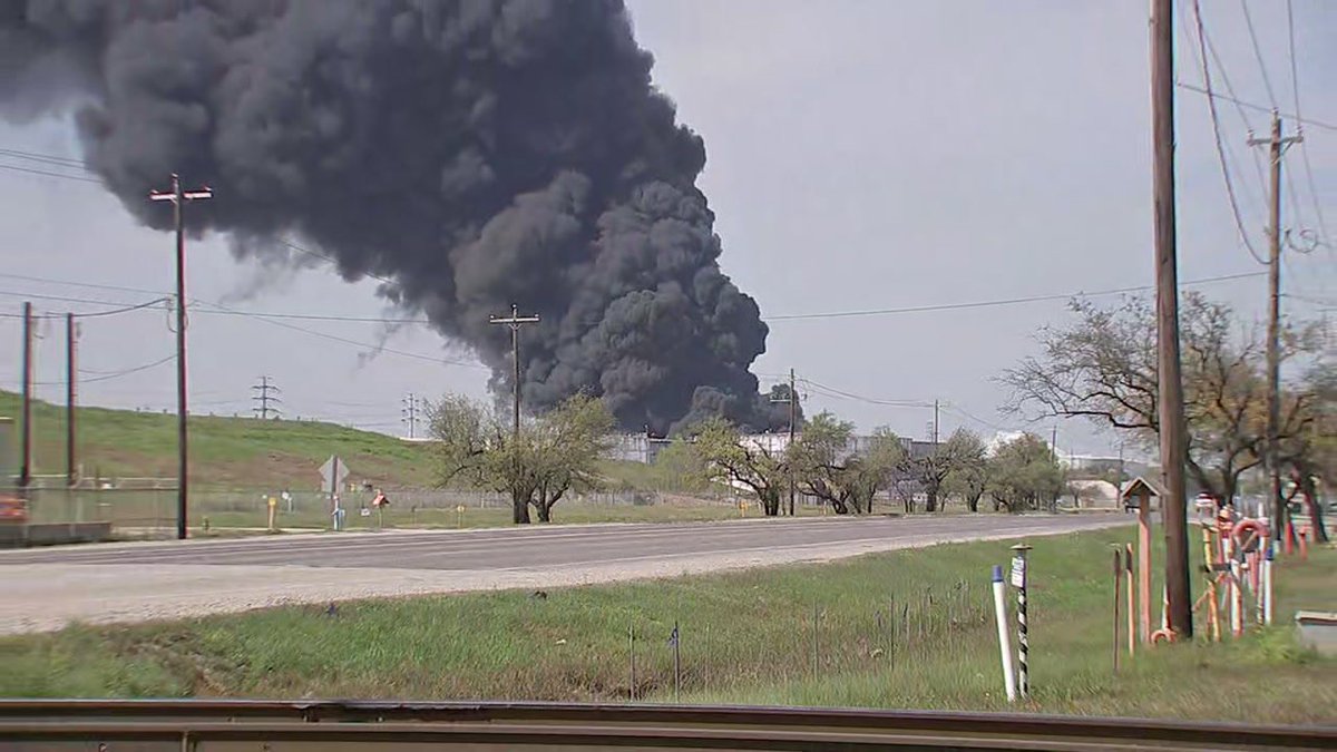 abc13houston's tweet image. BREAKING: Fire reignites at ITC tank facility in Deer Park, sending black smoke into the air | WATCH LIVE: abc13.com/5212074/