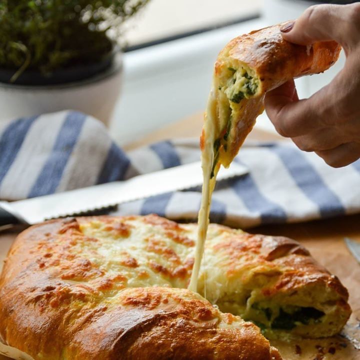MeyerFood's tweet photo. Ooey,gooey, delicious oven baked bread stuffed with spinach, feta and melty mozzarella 😋 https://t.co/MqffFTXHYE https://t.co/edcyhqTHYz