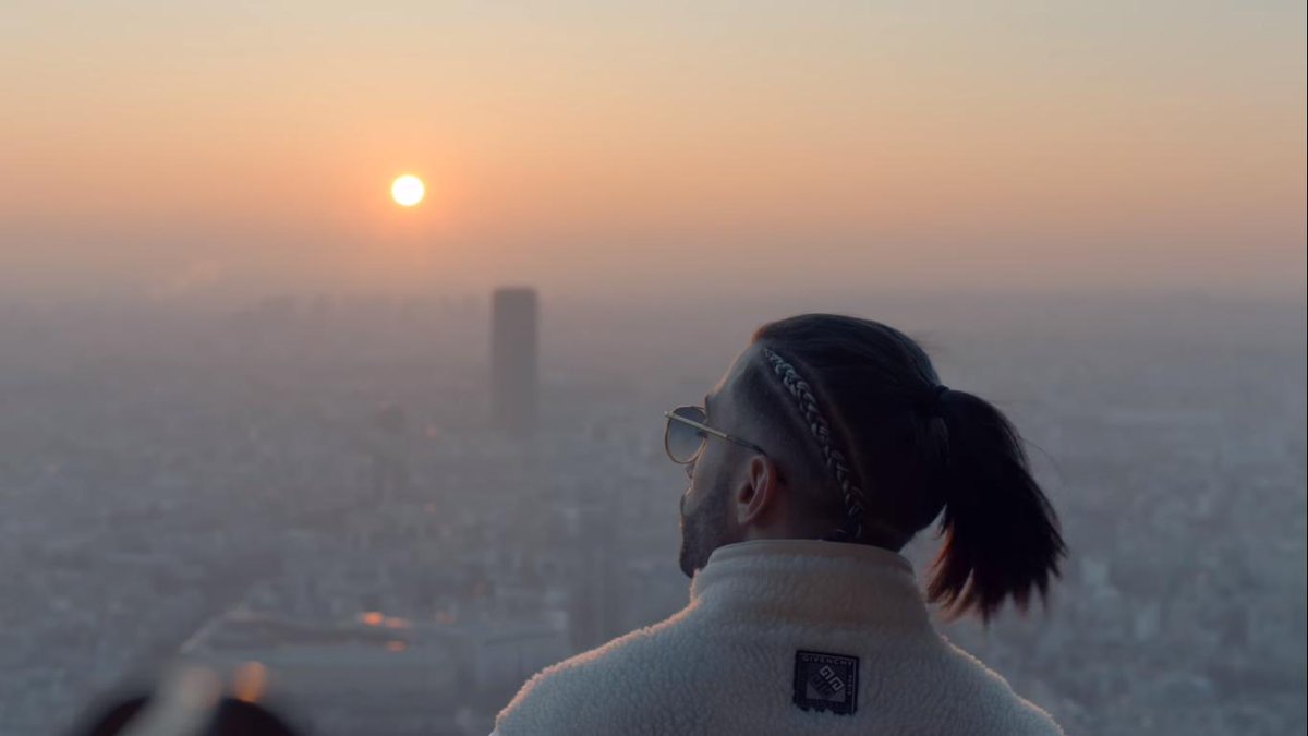 ShadesFrance's tweet photo. "J'vis dans un rêve érotique où j'parle peu mais j'caresse le monde
J'meurs dans un cauchemar exotique où la Terre ressemble à ma tombe" @PNLMusic https://t.co/LsGjRV3oYz