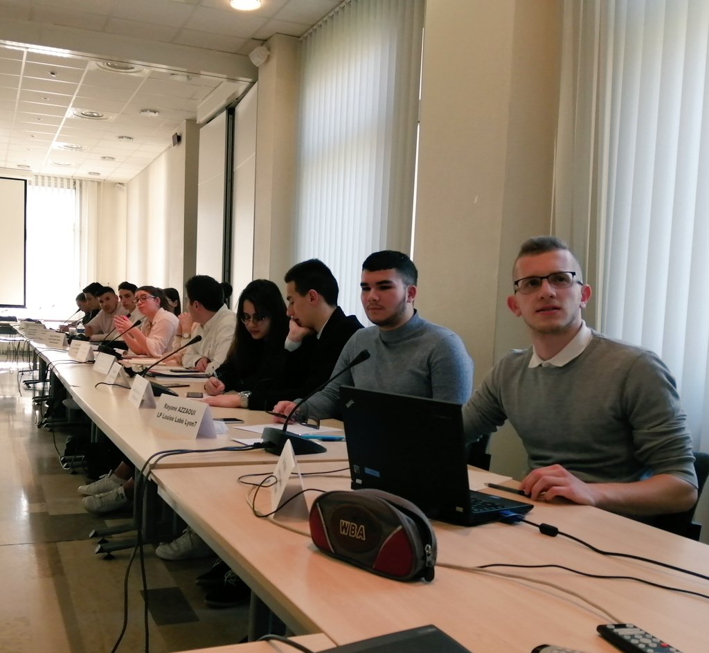 carret_leda's tweet photo. #Cavl du 22/03, les élus ont évoqués les nombreuses missions qui les mobilisent: formation des ambassadeurs lycéens contre  le  #Harcelement, relais de #communication entre le ministre et les #lyceens, #débatschangementclimatique #citoyenneté @academielyon @LBessueille https://t.co/R528J1Crir