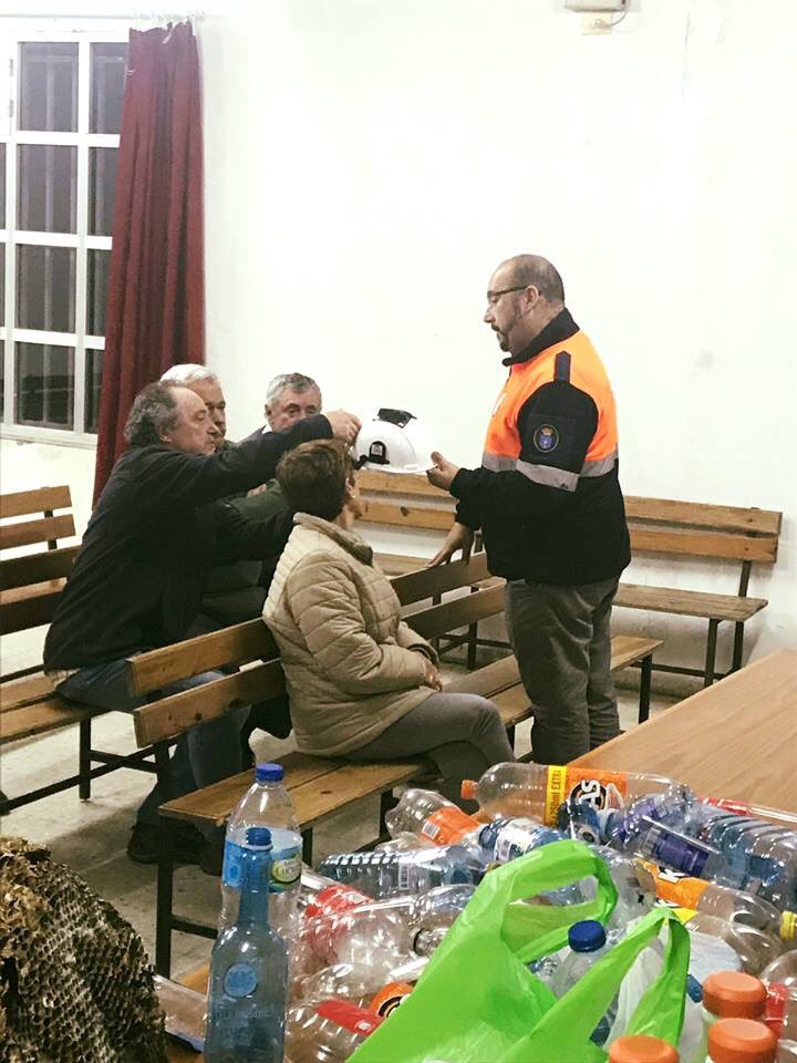 #PortoDoSon 🐝 #Velutina | Excelente xornada a desenvolvida hoxe pola #ComunidadeDeMontes de #Baroña, coa colaboración de <a href="/PC_Porto_do_Son/">A.V.Pc_Porto_do_Son</a>, coa que amosaron, de forma moi práctica, como crear efectivas trampas caseira contra as velutinas. ¡Gran traballo, amigos! 👏☺️
#SENTIROSON