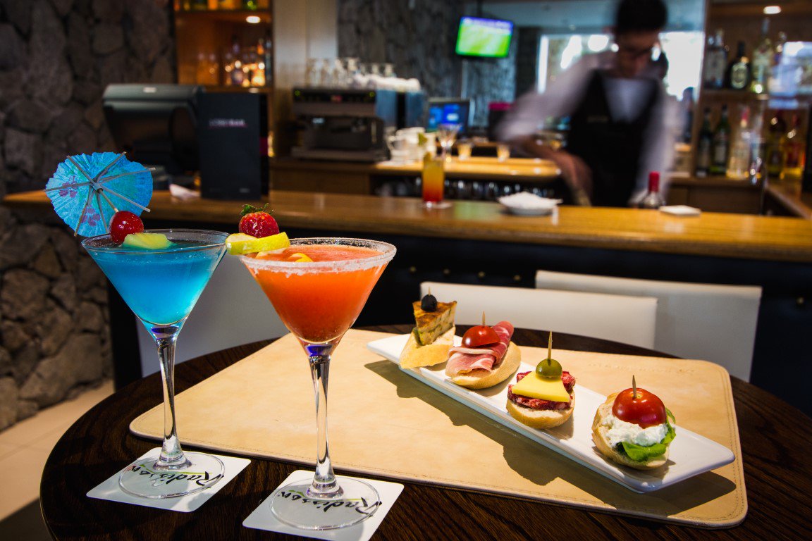 radissoncolonia's tweet photo. ¿Qué tal comenzar el fin de semana en nuestro #LobbyBar?
#RadissonColonia
#HolaViernes
#FindeSemana
#Descanso
#Diversión
#Colonia
#ColoniadelSacramento https://t.co/fUv7S0ItEe