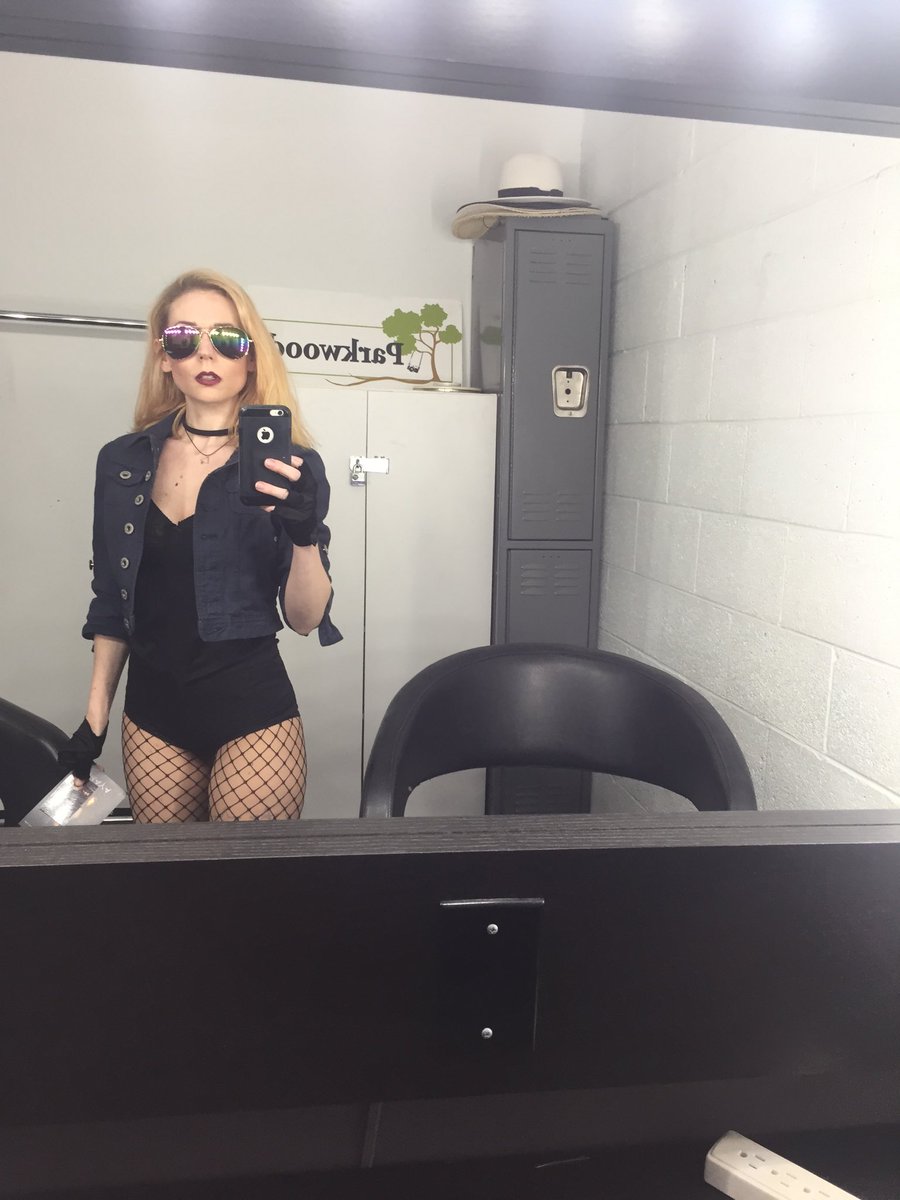VictoriaPaege's tweet photo. Shot #blackCanary with @realreimagined ... I think I love these glasses on her .. #sheiscool #birdsofprey #rockstar https://t.co/XM5VrLM8fw