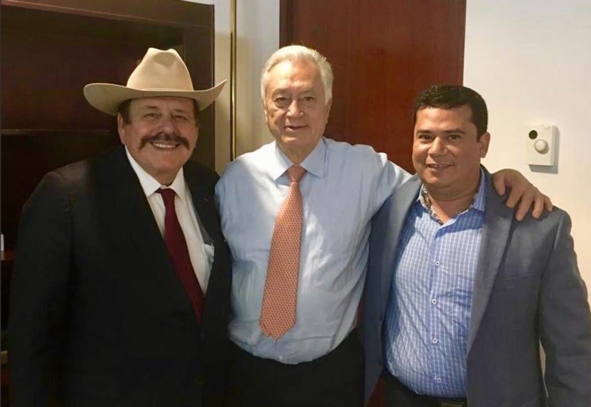 JLozanoA's tweet photo. ⁉️Ponen a la hija de abogado laboralista como Secretaria del Trabajo 

⁉️Ponen al proveedor de carbón de la CFE como Presidente de la Comisión de Energía del Senado

⁉️Ponen a la esposa del constructor preferido en la Corte

🔄Pero no hay conflictos de intereses

#NoTienenMadre https://t.co/FK7trwlgXX
