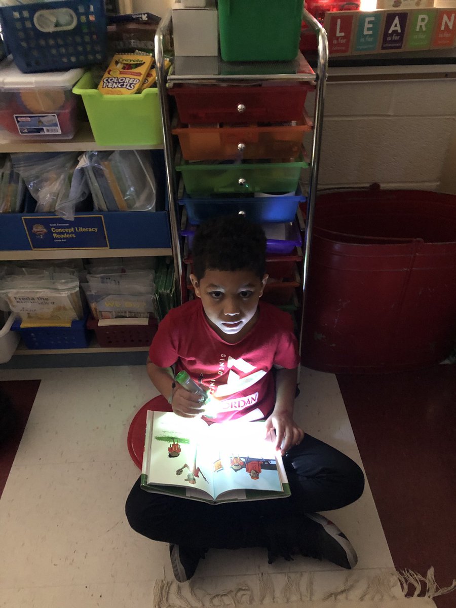 Pengberg121's tweet photo. Flashlight reading was fun today!#CSD_ALLMeansALL @Grandview_Elem https://t.co/Vh3rGIgCcJ