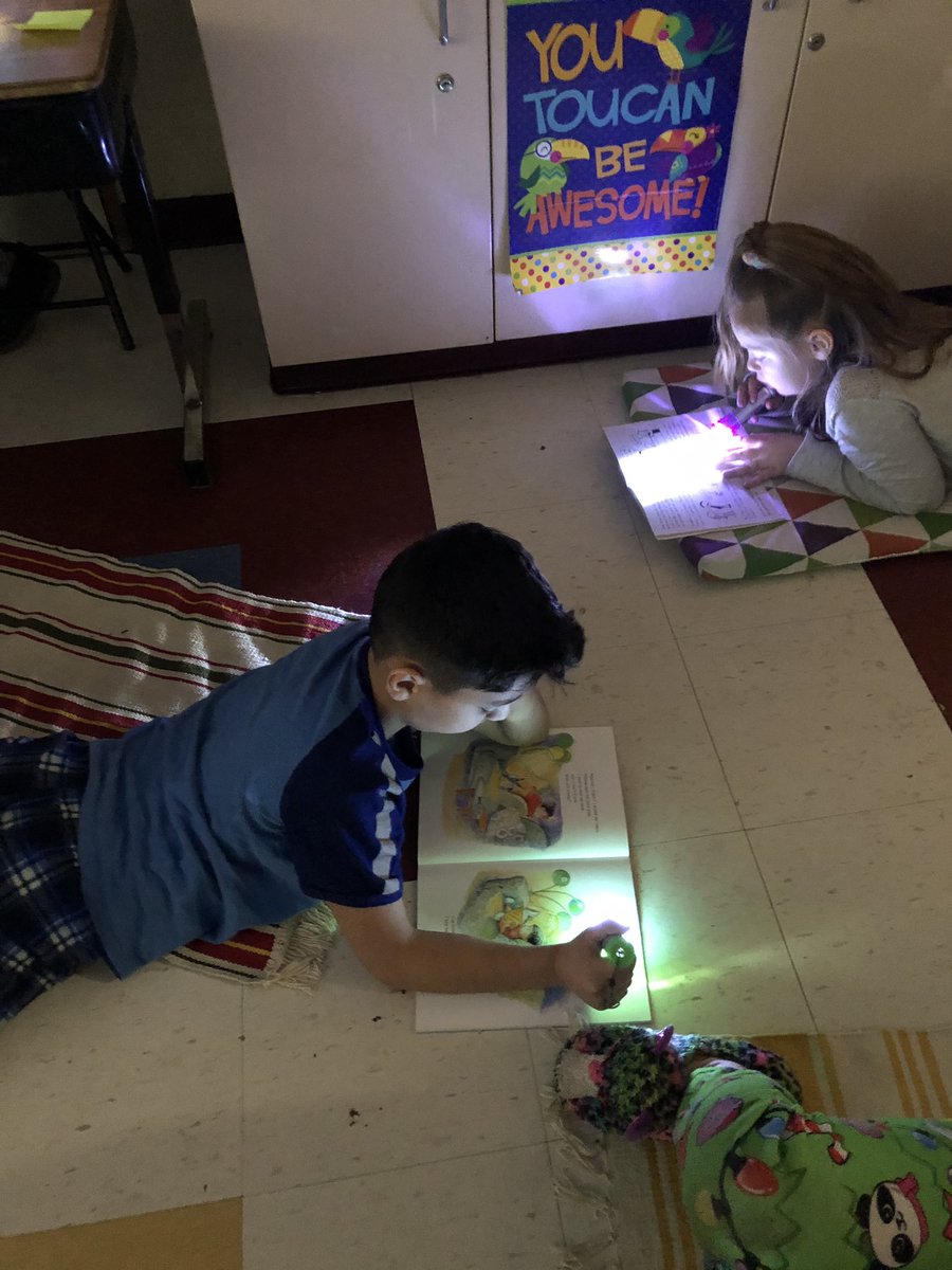 Pengberg121's tweet photo. Flashlight reading was fun today!#CSD_ALLMeansALL @Grandview_Elem https://t.co/Vh3rGIgCcJ