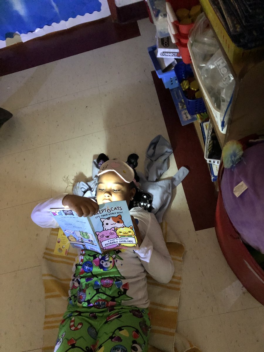 Pengberg121's tweet photo. Flashlight reading was fun today!#CSD_ALLMeansALL @Grandview_Elem https://t.co/Vh3rGIgCcJ