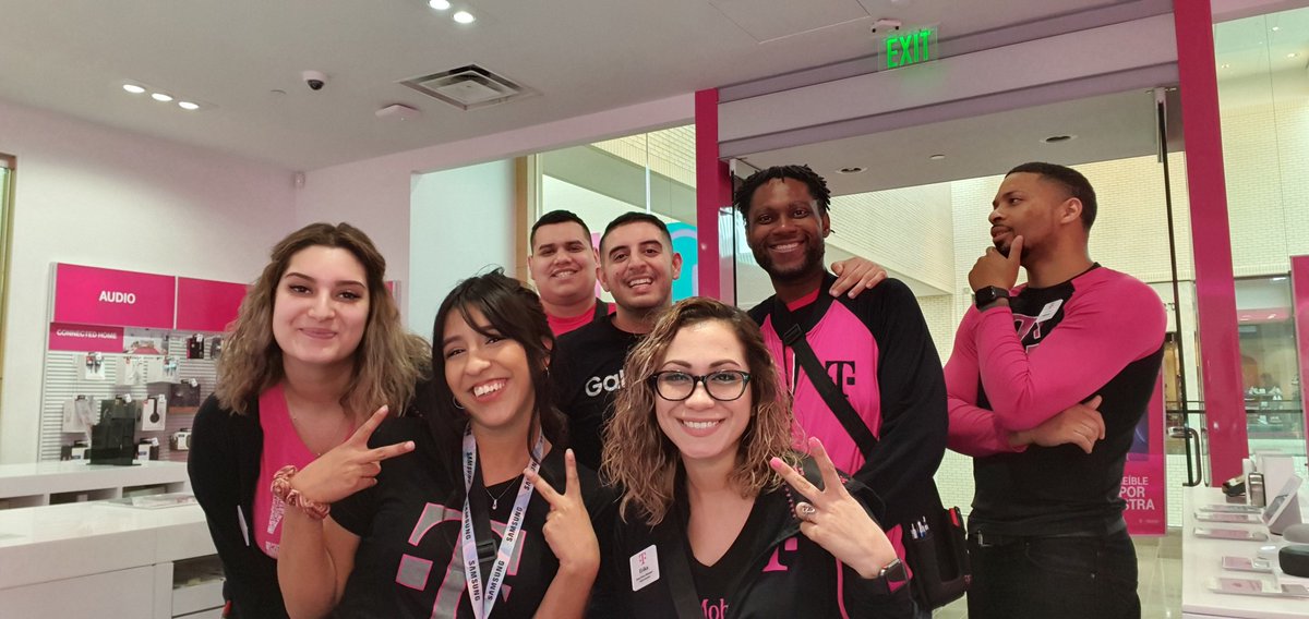 SalShalash's tweet photo. I love the excitement and engagement that our products bring to the stores! π€³π
#CEE
#LaunchS10Knowledge
#GalaxyS10
@Krivs14 @jim_eldredge https://t.co/xKNa6xWU2b