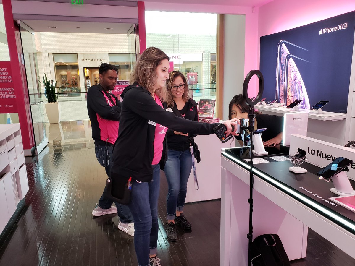 SalShalash's tweet photo. I love the excitement and engagement that our products bring to the stores! π€³π
#CEE
#LaunchS10Knowledge
#GalaxyS10
@Krivs14 @jim_eldredge https://t.co/xKNa6xWU2b