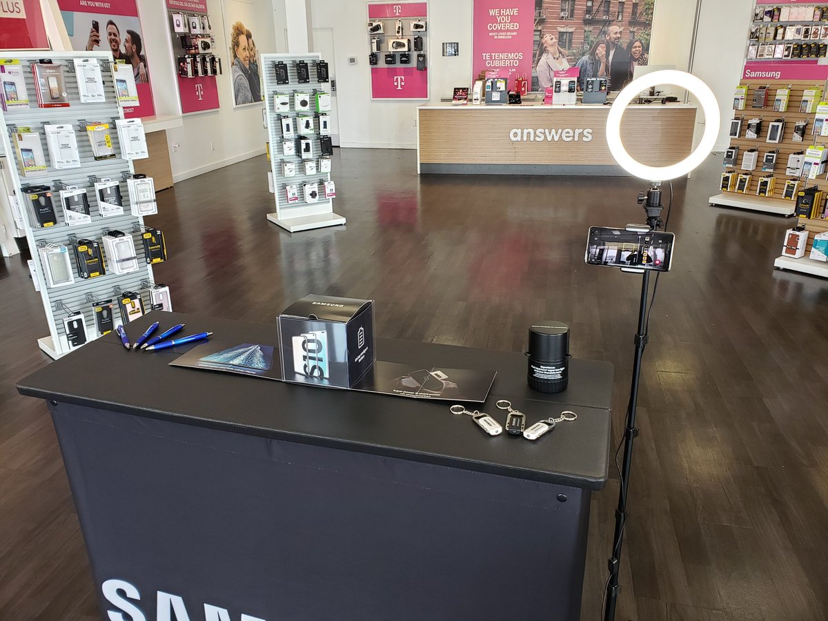 SalShalash's tweet photo. I love the excitement and engagement that our products bring to the stores! π€³π
#CEE
#LaunchS10Knowledge
#GalaxyS10
@Krivs14 @jim_eldredge https://t.co/xKNa6xWU2b