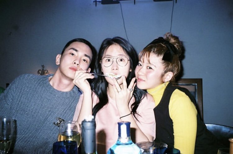 KeyArgentina's tweet image. 190322 🔑#Key | #SHINee | Actualización de Yoppy en Instagram ||

Kibum y Soyou en la fiesta de enlistamiento. 

“#friendsfirst #memory #tbt #seoul 🎂✨🐻🍒🎀⭐️🌼🧸💕🎂✨🐻🍒🎀⭐️🌼🧸💕”

Cr. : littlesunnybiteyoppy
Vía ourcaptainfreak 
⭐#KeyArgentina ⭐FanClub