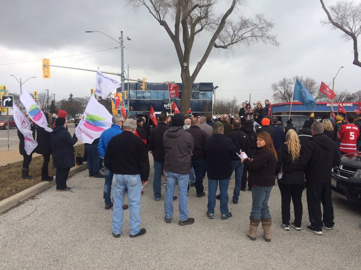 MMaluskeCTV's tweet photo. .@LOCAL444UNIFOR rally @ WAP because of a "ludicrous" new Fed Govt incentive program for electric vehicles The story tonight @CTVWindsor @ 6 #localtvmatters #buywheretheyrebuilt https://t.co/0554rHzgtg