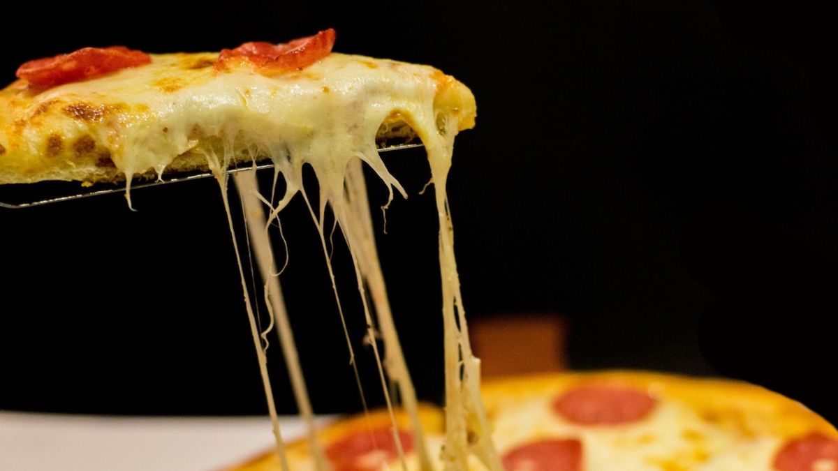 Friday pizza night? 🍕 Takeaway or home-cooked? Let us know what you're eating tonight! Leave a review of your favourite allergy friendly takeaway on buff.ly/2Sw0WjW

#allergyfriendly #fridaynightdinner #glutenfree #dairyfree #pizza