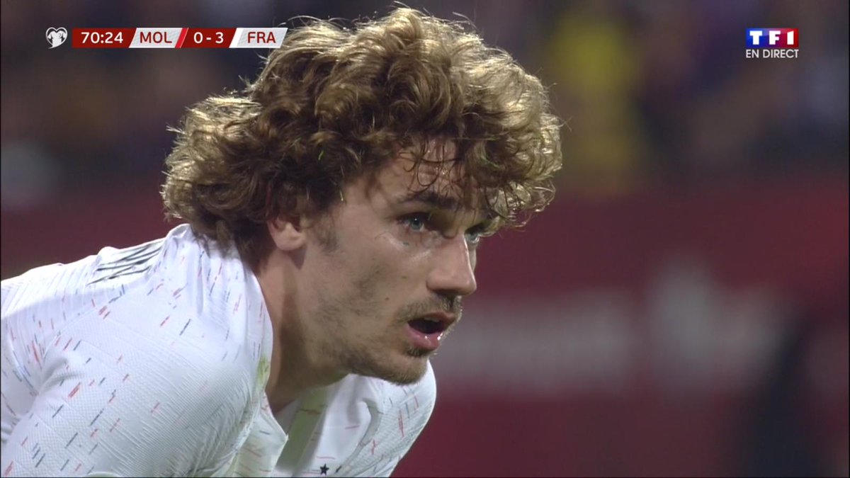 YonEcenarro's tweet photo. Griezmann, on dirait un joueur de RDA des 80's 😭😭😭 https://t.co/gkqrXmd5Fq
