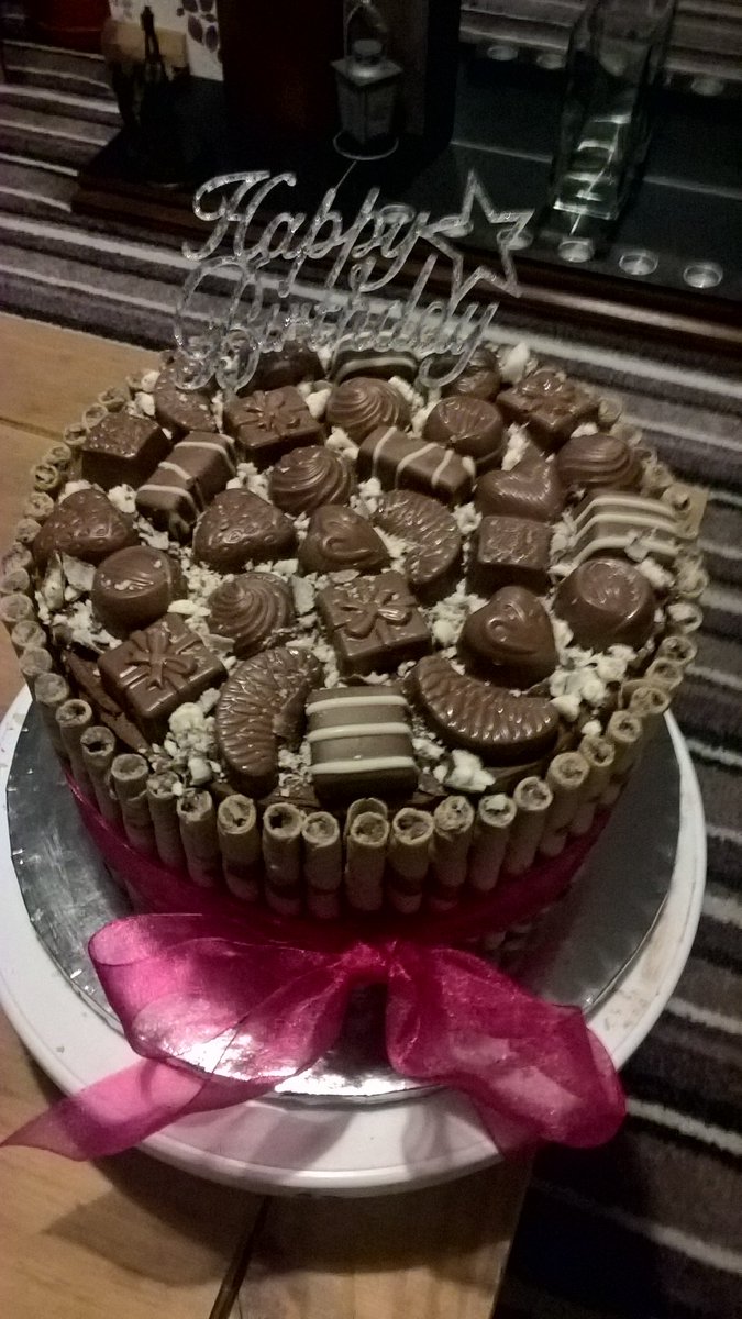 Vee69193491's tweet photo. #birthday #cake #milk tray #mmmmmmm https://t.co/jwIj3UUFqP