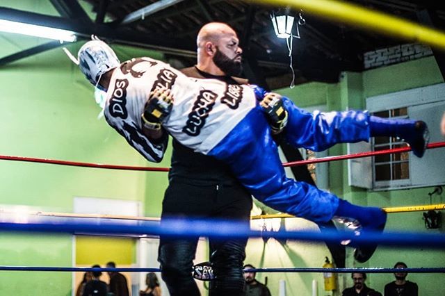 LuchaLibreCO's tweet photo. #FerchoJara @fernandowalteros VS. #LyonBrase @lyonbrase 
Fotografía: @yobazombie @jank0equis
#LuchaLibreEnColombia #SawWag #LuchaLibreEnBogotá #BatallaRealSawWag2019 #LaJauría https://t.co/AgbRQSsNRZ