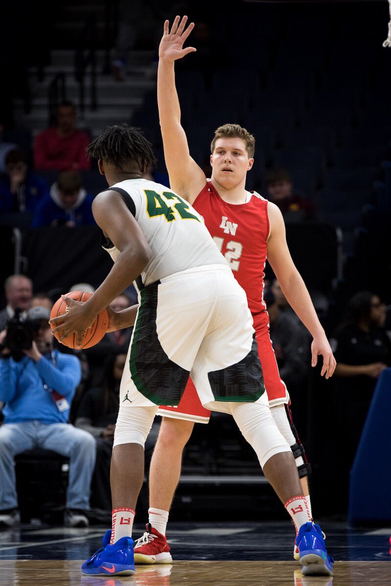 sgnimagery's tweet photo. Who wants to guard the largest guy in the tournament? #42vs42 #TOUGHandTOGETHER #state4eight  #sgnimagery @LNHoopsOx https://t.co/nubvVt1WDg