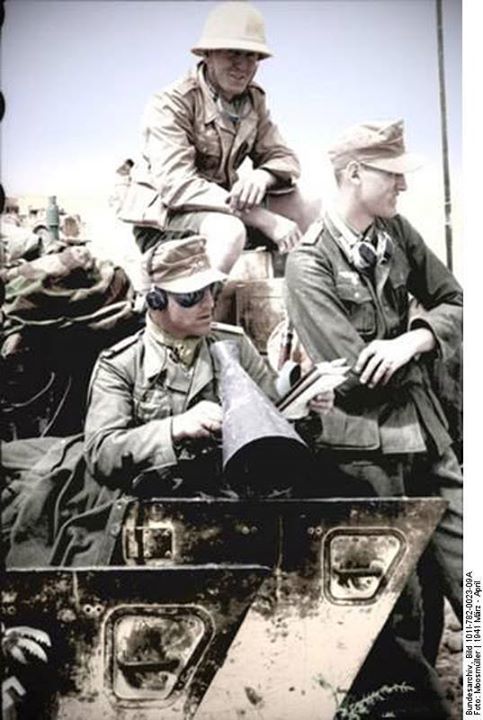 WW2Vehicles's tweet image. Soldiers of Afrikakorps, somewhere in North Africa, 1941. Photo: Bundesarchiv, Bild 101I-782-0023-09A / Moosmüller / CC-BY-SA 3.0.