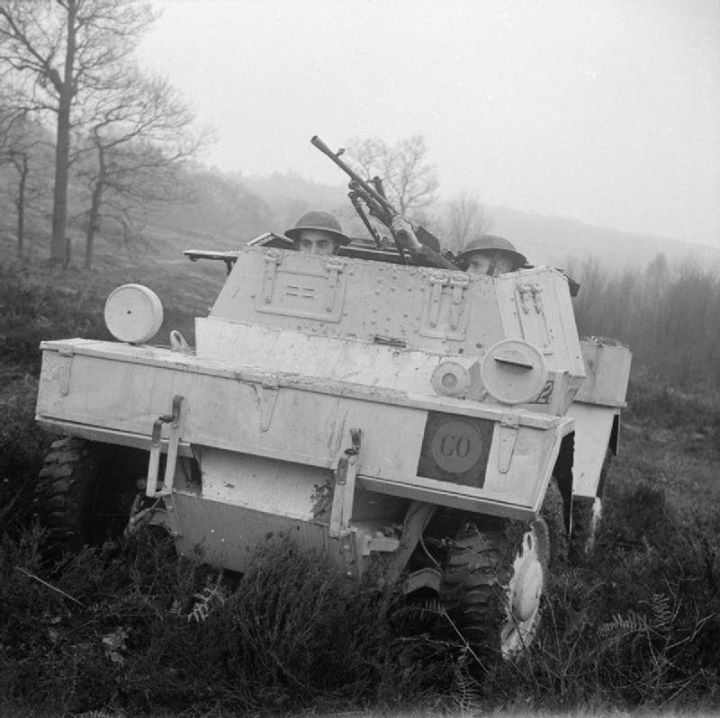 WW2Vehicles's tweet image. Scout car of 40th Royal Tank Regiment, 8th Armoured Division at Warren Camp, Crowborough in Sussex, 22 December 1941. The regiment was about to embark for the Middle East, hence the desert camouflage.